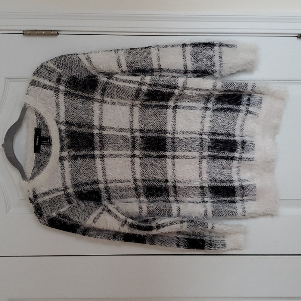 Forever 21 Juniors plaid pattern long sleeve sweater size Medium.